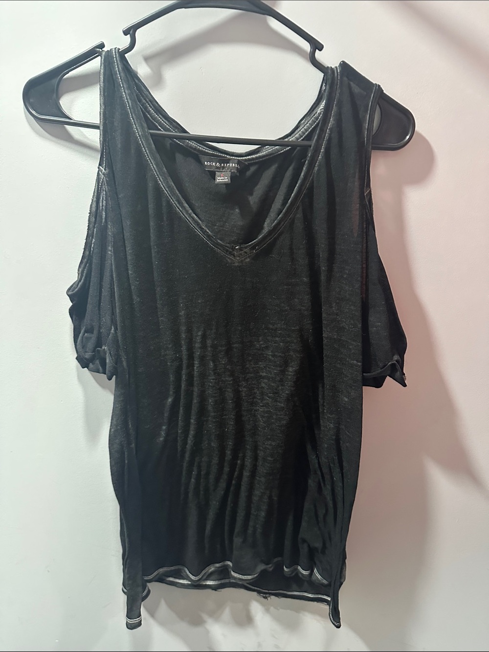 Rock & Republic Black Cold-Shoulder V-Neck Tank